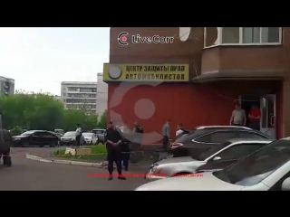 Мужчина застрелил жену и забаррикадировался в доме в Новокузнецке