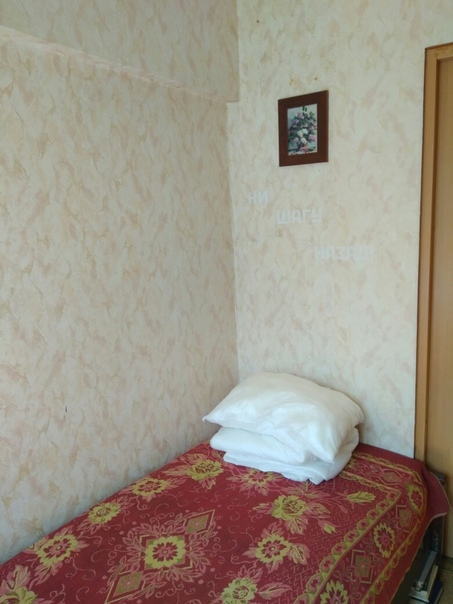 Сдается маленькая (10м),но уютная комната на Октябрьском поле. От метро 10-15 минут пешком. Рядом ТЦ,поликлиника, куча аптек,банков и всего,что нужно для жизни. До Щукинской 20 минут пешком через парк.<br>Квартира 3х-комнатная. В 2 других комнатах живут 2 девушки. Есть wi-fi. Стиралка,микроволновка и холодильник тоже присутствуют)<br>Оплата <br>11000+ к/у где-то 2500-3000.<br>Ищем девушку.<br>Без животных. - фото Фото: Сдается маленькая (10м),но уютная комната на Октябрьском поле. От метро 10-15 минут пешком. Рядом ТЦ,поликлиника, куча аптек,банков и всего,что нужно для жизни. До Щукинской 20 минут пешком через парк.<br>Квартира 3х-комнатная. В 2 других комнатах живут 2 девушки. Есть wi-fi. Стиралка,микроволновка и холодильник тоже присутствуют)<br>Оплата <br>11000+ к/у где-то 2500-3000.<br>Ищем девушку.<br>Без животных.