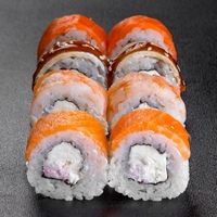 Радуга  (сыр,крабовые палочки,угорь с соусом Унаги +кунжут, лосось, креветка тигровая)  Стоимость 240 рублей Вес 260гр  ПРИБОРЫ ЗАКАЗЫВАЮТСЯ ОТДЕЛЬНО  СКИДКА НА САМОВЫВОЗ 10%