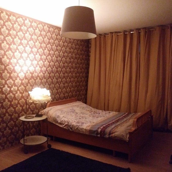 Фото: Сдается комната: м. Коньково / Теплый Стан, 18 м., 22 000 р. мес. <br>В 10+- минутах пешком от метро Коньково или Теплый Стан на длительный срок сдается комната. Дом расположен в тихом месте (Профсоюзная улица, 140к5), вокруг парковая зона. Квартира 3к, с отличным евроремонтом, полностью благоустроенная. В двух других комнатах проживают молодая пара и молодой человек (тоже снимают). Позитивным, благожелательным людям (не более 2-х человек). Залог за последний месяц можно разбить. Комната готова к заселению. <br>Пишите в лс или по телефону (+79850076843, Михаил)