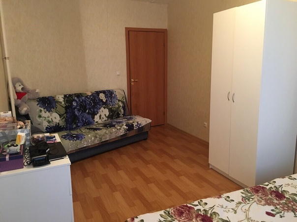 Фото: СРОЧНО!! <br>Ищу соседку в уютную соседнюю комнату, 2х комнатная кВ, 19 этаж. м.Парнас. 12.500+КУ+залог 12.500. На транспорте 3 мин до метро, пешком 10мин. <br>Ищу на длительный период, не гулящую(без гостей), чистоплотную и понимающую девушку. <br>Есть вся необходимая мебель.