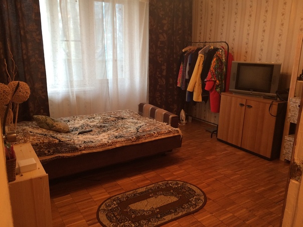 Фото: Привет! Подселю в однокомнатную квартиру девушку/женщину. Я адекватная, платежеспособная девушка, уважаю чужое личное пространство. Ищу такую же девушку/женщину. Месячная стоимость - 15 000 руб + коммуналка с интернетом около 1 000 руб. Есть 2 кровати, телефизор, стиральная машинка, микроволновка, вай-фай. Метро Проспект Вернадского (7 минут на автобусе). По желанию можно заключить Договор. Не агент, поэтому нет комиссии. Есть депозит 15 000 руб. Заезжать можно сразу. <br>PS: рядом 