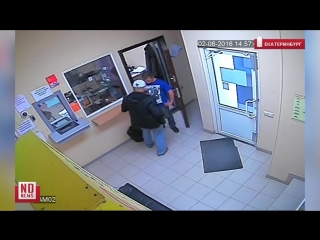 Грабитель ударил ножом продавца ломбарда.