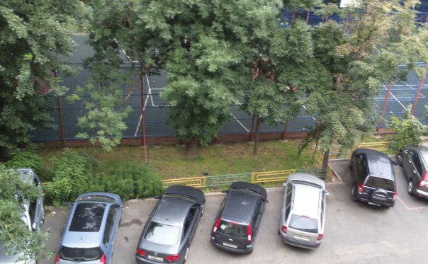 Фото: Без посредников сдаю в аренду просторную квадратную комнату 16 м2 в 7 минутах пешком от метро Улица 1905 года, а также от Выставочной и Беговой. Я - Собственник. Рассматриваю исключительно славян любого возраста.<br>Прекрасный вариант для сотрудников компаний, располагающихся в Центре Международной Торговли и Москве-сити.<br>Центр города, поэтому удобное транспортное расположение, бесплатная парковка, развитая инфраструктура, парки, продовольственные магазины. Окна выходят во двор, потолки 3,2 метра, под ногами паркет. Мебель ikea, шкаф-купе, два спальных места, холодильник, необходимая электроника, стиралка. Официальный договор. Возможна регистрация.<br>Соседи - приличные, спокойные люди, алкоголиков нет.<br>Стоимость за всё, включая счётчики составит около 20 000 рублей.<br>Заселяться можно сразу после просмотра. Подробности по телефону: 8967 114 08 49, Никита.