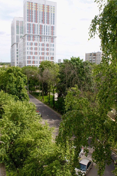 Фото: Сдается изолированная комната в 3-х комнатной квартире, которая находится в 7 мин.ходьбы от станции Бульвар Рокоссовского и МЦК. Квартира чистая, светлая,с видом на парк из окна. В комнате имеется диван-кровать, шкаф, стол,стул,палас,новые занавески,напольная вешалка.В квартире есть все для комфортного проживания:новый холодильник,чайник, газовая плита, утюг,стиральная машина, wi-fi,кондиционер (не евроремонт,но и не «бабушкин вариант»). Животных нет. Развитая инфраструктура. Квартиру снимаем больше шести лет,проживают две девушки, ищем третью.<br>Цена вопроса 16 тыс.,к/у включены+залог 8 тыс,который возвращается при выезде. Хозяйка никогда не приходит и не беспокоит.