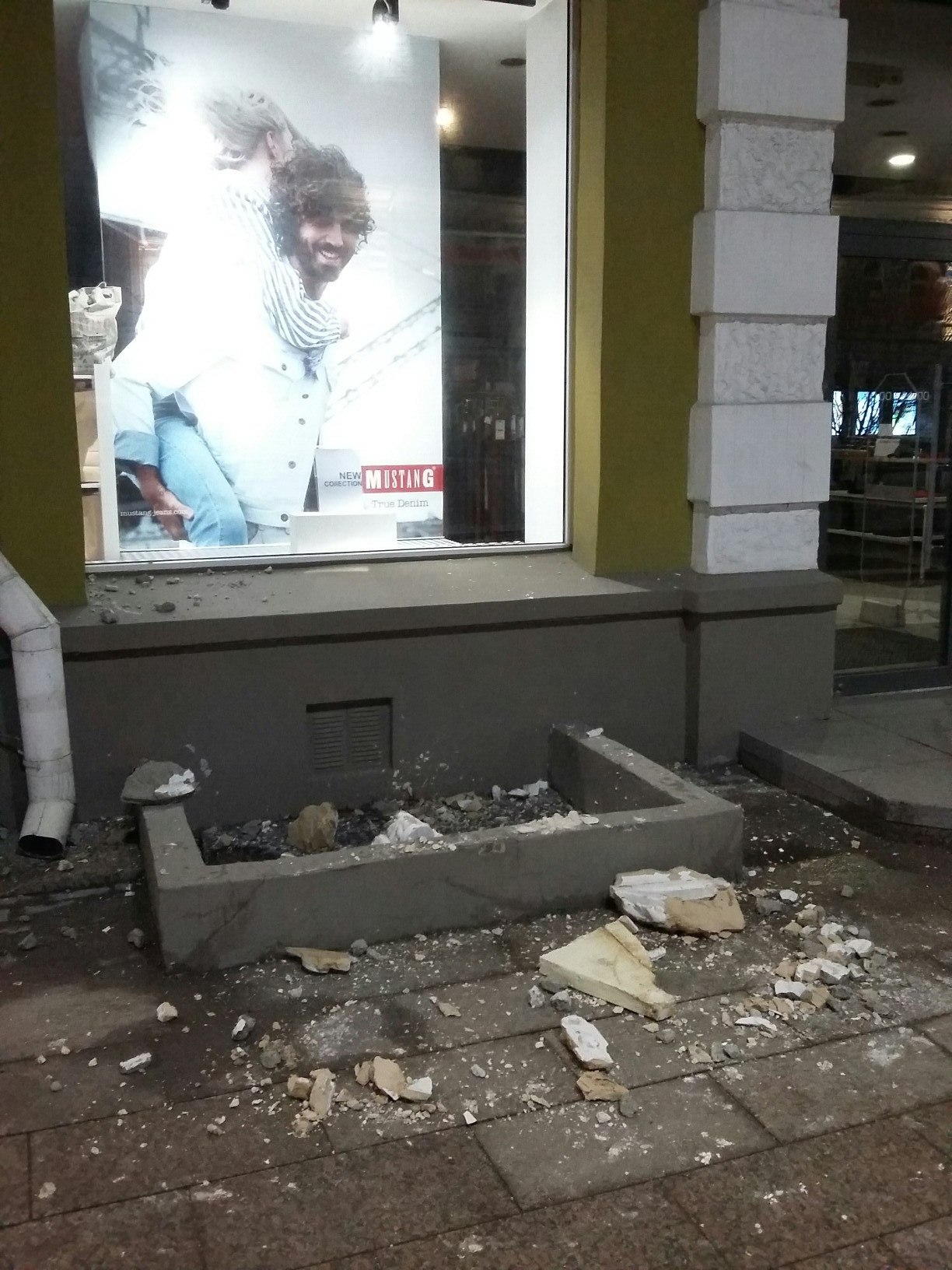 С дома по улице Ленина в Омске отваливаются куски С дома по улице Ленина в Омске отваливаются куски