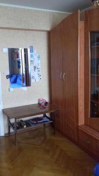 Фото: Срочно!!! Сдается изолированная комната в 2к кв.соседи 2 девушки. На длительный срок!!! Метро Славянский бульвар . От метро 10 минут на транспорте. <br>В комнате есть диван двухместный, шкаф, зеркало, телевизор, балкон. Для общего пользования: стиральная машина, газовая плита, холодильник, микроволновка. Предпочтения к будущей соседке: чистоплотная, аккуратная, без животных и тусовок. <br>Условия: своевременная оплата 15 000 в месяц + депозит за последний месяц+ счетчики (делится на троих). Звонить и писать (вотсап, вайбер, ) на + 7 9299670677 Юлия.<br> Семенова