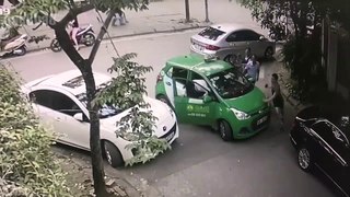 Hà Nội ~17h29 ngày 10/05/2018: Mercedes ( con trai nguyên giám đốc nhà máy Z131 ) đã đỗ xe sai