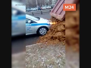 КамАЗ засыпал песком машину ДПС