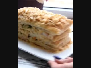 НАПОЛЕОН С СЫРОМ , АНАНАСАМИ И ВЕТЧИНОЙ