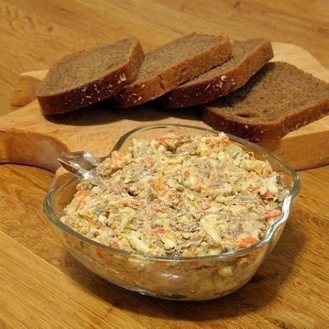 салат с морковью и печенью куриная печень - 300г 3 морковки - 180г 3 луковицы - 150г 3 маринованных огурца - 150г 12 ст. л. кукурузы консервированной 3 ч. л. подсолнечного масла 10 ч.л. легкого