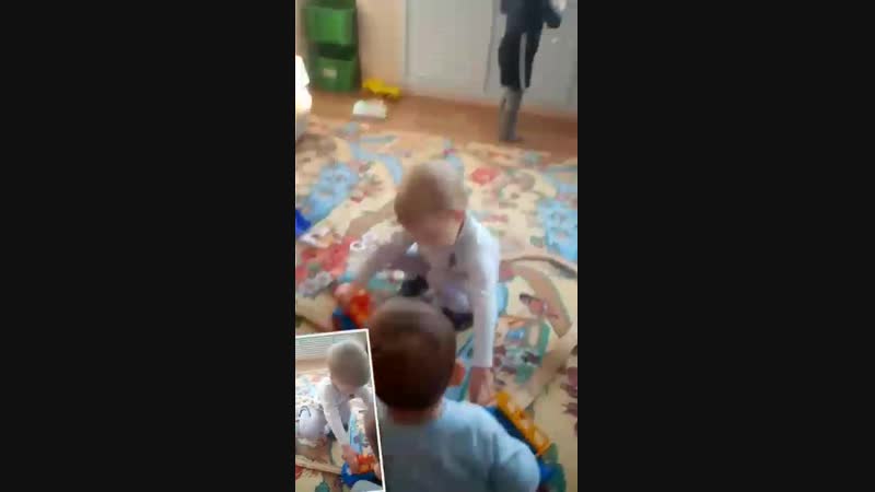 Ефим играет с паровозиком