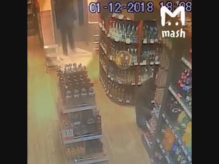 Мужик стащил бутылку рома из магазина в центре Москвы