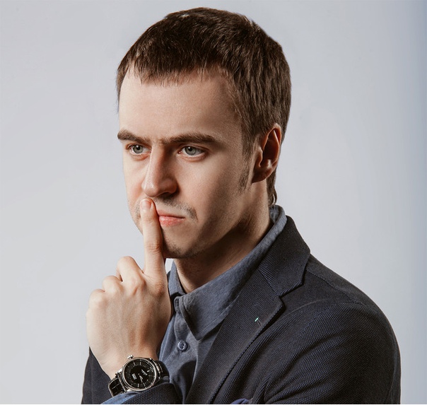 leading Иван Абрамов. Иван Абрамов (родился 21 мая 1986 года) - юморист, ведущий, игрок КВН. Биография. Появился на свет в Волгограде. Через год семья переехала в Одинцово. Родители были