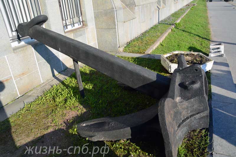 Галерный проезд дом 3 - Межрегиональный институт экономики и права. Якоря на входе