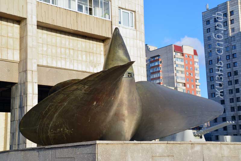 Колледжа судостроения и прикладных технологий (Кораблестроителей 18) - мемориял на входе