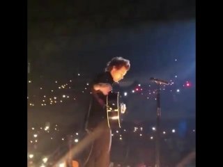 another angel of harry slapping mitch’s butt on stage last night in chile! 26-may-2018