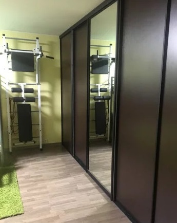 Продается уютная, теплая двухкомнатная квартира на 3 этаже 9 этажного панельного дома. Общая площадь 46.9 кв.м., жилая 29.8 кв.м., кухня 7 кв.м. Квартира с хорошим ремонтом, встроенная мебель в отличном состоянии (при продаже вся мебель остается), окна пластиковые, пол ламинат, санузел раздельный в плитке, просторный балкон и все окна выходят на южную сторону. Район с развитой инфраструктурой: рядом школы, дет. сад, магазины, аптеки, мед. центр, отделение банка, места для прогулок, парк культуры и отдыха, театр. Удобное транспортное сообщение с Москвой: 15-20 мин. на маршрутке, автобусе до ст.м. Ховрино, Речной вокзал, Алтуфьево. Свободная продажа, без обременений. Один взрослый собственник, более 5 лет в собственности. Звоните, уважаемые покупатели. Показ оперативно, помощь в получении ипотеки. <br>______________________________________________________________________________________ <br> МО, г. Долгопрудный, Лихачевское шоссе, 10к1. <br> 6 100 000 р., 8 (917) 555 71 46, Роман. <br>Подробнее: - фото Фото: Продается уютная, теплая двухкомнатная квартира на 3 этаже 9 этажного панельного дома. Общая площадь 46.9 кв.м., жилая 29.8 кв.м., кухня 7 кв.м. Квартира с хорошим ремонтом, встроенная мебель в отличном состоянии (при продаже вся мебель остается), окна пластиковые, пол ламинат, санузел раздельный в плитке, просторный балкон и все окна выходят на южную сторону. Район с развитой инфраструктурой: рядом школы, дет. сад, магазины, аптеки, мед. центр, отделение банка, места для прогулок, парк культуры и отдыха, театр. Удобное транспортное сообщение с Москвой: 15-20 мин. на маршрутке, автобусе до ст.м. Ховрино, Речной вокзал, Алтуфьево. Свободная продажа, без обременений. Один взрослый собственник, более 5 лет в собственности. Звоните, уважаемые покупатели. Показ оперативно, помощь в получении ипотеки. <br>______________________________________________________________________________________ <br> МО, г. Долгопрудный, Лихачевское шоссе, 10к1. <br> 6 100 000 р., 8 (917) 555 71 46, Роман. <br>Подробнее: