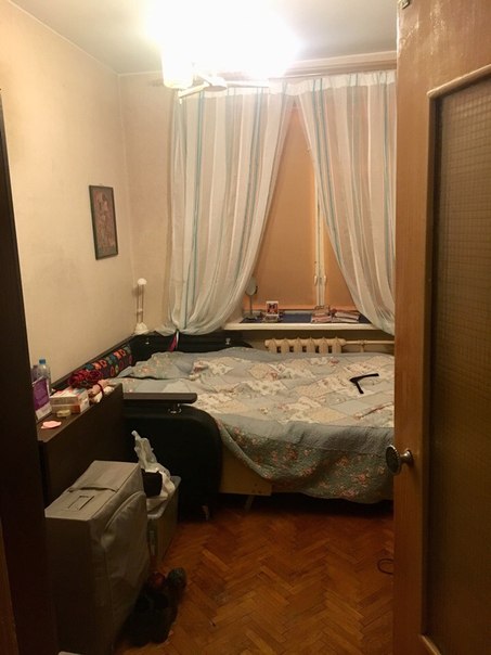 Фото: Ищу соседку в 2к. кв. рядом с метро Аэропорт (7мин пешком от подъезда до входа в метро), можно пройтись до Динамо или Петровского парка, минут 15. <br>Комната отдельная, не большая, но уютная с хорошей энергетикой (предыдущая соседка съехала в свою квартиру). Есть диван, журнальный столик, шкафы 3 штуки (платяной, с полочками и со стеклянными дверцами), кондиционер, также в коридоре шкаф-купе с зеркалом в пол в вашем распоряжении:) места для хранения достаточно!<br>Квартира обычная, не евро, но все чисто, потолки высокие, с/у раздельный, кухня большая, все есть, микроволновка, стиралка и тд. 3 этаж, окна во двор. В ванне ремонт так себе, но сантехника в порядке, исправна и чистая.<br>По оплате:<br>Оплата до 1 числа каждого месяца 21500 + к/у по счетчиками (свет+вода, обычно до 1000)+интернет 200. Заключаем договор с хозяином.<br>Залог 21500 можно разбить при взаимной симпатии)<br>Заезд 1 июня, можно раньше с 27.05. Вопросы в личку.<br>Ищу строго девушку, платежеспособную, работающую, без животных (вопрос с хозяином обсуждаем), без гостей и тусовок (по договоренности, редко), чистоплотную, уважающую личное пространство, лучше если от 25 лет. Я открыта и общительна, здорово, если мы подружимся)