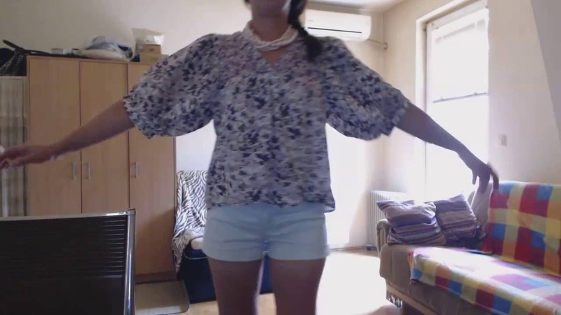 Blouse fleurie et short bleu ciel