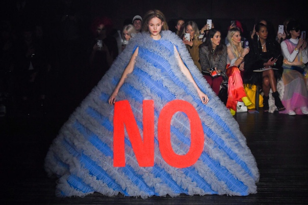 Платья-мемы в новой коллекции Vitor & Rolf Couture Фотографии, которые вы еще долго будете видеть во всех социальных сетях.От показов Vitor & Rolf обычно ждут тонны рюшей, километры тюля и