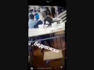 golih-trahayut-bednyazhku-v-gryaznom-podezde-uzkiy