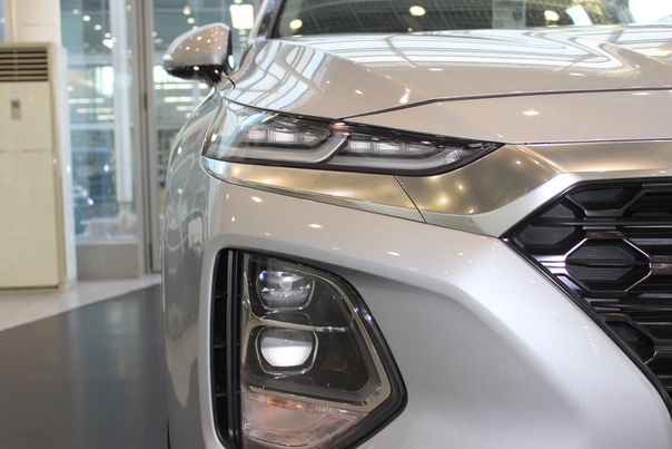 Корейцы в начале этого года анонсировали новый Hyundai Santa Fe 2018-2019 года. Красавец четвертого поколения будет представлен с двумя моторами: 2,4-литровым бензиновым мощностью 188 л.с. с 6-ступенчатым автоматом и 200-сильным дизелем объемом 2,2 литра в сочетании с новой 8-ступенчатой АКП. Дизайнерам удалось совместить в новой разработке тенденции современной кроссоверной моды и узнаваемые элементы фирменного стиля: