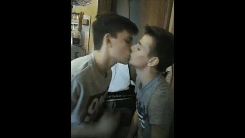 Kiss me pleas