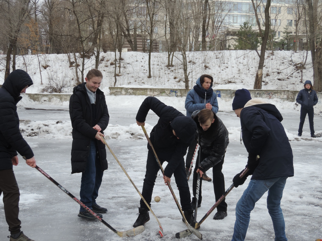 В Ворошиловском районе прошли соревнования по хоккею под открытым небом