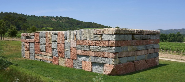 Шон Скалли (англ. Sean Scully; род. 30 июня 1945, Дублин, Ирландия) американский художник ирландского происхождения. Художник был дважды (в 1989 и 1993) номинирован на Премию Тернера; он широко
