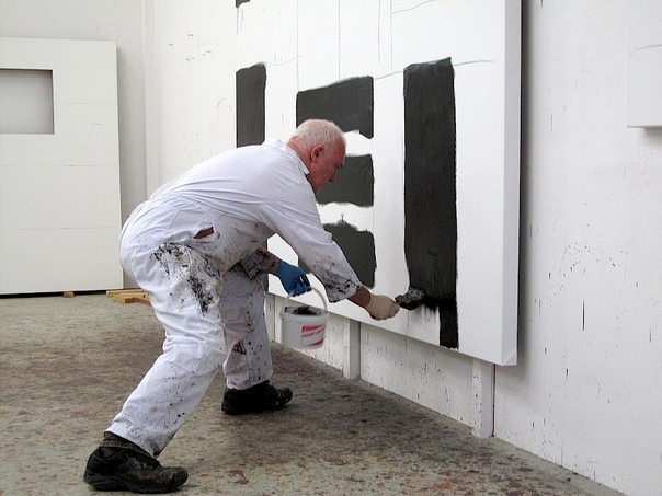 Шон Скалли (англ. Sean Scully; род. 30 июня 1945, Дублин, Ирландия) американский художник ирландского происхождения. Художник был дважды (в 1989 и 1993) номинирован на Премию Тернера; он широко