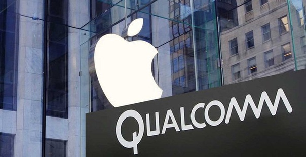 Компании Apple и Qualcomm сейчас находятся далеко не в дружеских отношениях. 16 апреля должно наконец-то состояться заседание суда, которое всё равно не поставит точки в споре. Однако источники утверждают, что Apple и Qualcomm могут уже в ближайшее время наладить свои отношения. Причина заключается в модемах 5G. Согласно утечкам и слухам, Intel не сможет начать поставлять купертинскому гиганту такие модемы ранее 2020 года. Samsung уже отказалась делиться своими модемами, а Huawei хоть и заочно согласна, но вряд ли это позволят нынешние власти США. Таким образом, Apple придётся либо ждать Intel, либо идти на мировую с Qualcomm. Причём для этого необязательно отказываться от судебных исков, как показал опыт конфликта Apple с Samsung, который продолжался многие годы, несмотря на то, что компании продолжали тесно сотрудничать. Как сообщается, Qualcomm готова поставлять Apple модемы, а Apple, в свою очередь, якобы готова их покупать, но «за разумные деньги». Конечно, понимание разумных денег у Apple и Qualcomm в этом вопросе может кардинально отличаться, особенно, учитывая, что Apple попросту больше не к кому обращаться, и Qualcomm это прекрасно знает.
