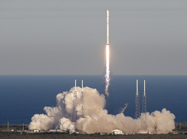 О намерении NASA опробовать метод ударного воздействия на астероид с целью изменения его траектории мы писали в феврале. Тогда было известно, что миссия под названием DART (Double Asteroid Redirect Test) намечена на ближайшие годы. В рамках миссии NASA планирует на высокой скорости столкнуть космический аппарат с небольшим астероидом Didymoon, который является спутником более крупного астероида Didymos. Теперь же стало известно, что себе в помощь для реализации этой миссии NASA выбрало SpaceX. В июне 2021 года ракета Falcon 9 выведет на орбиту аппарат DART, откуда он и отправится к астероиду.