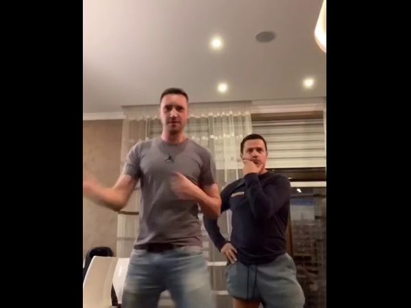 Это Вася и Толик им по 40 лет😂