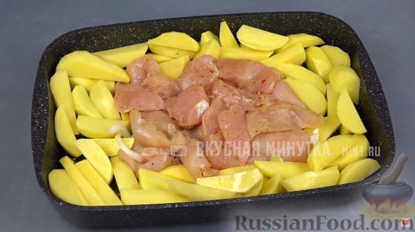Куриные грудки с овощами Куриное филе - 500 г Картофель - 800 г Морковь - 1 шт. Лук - 1 шт. Перец сладкий - 1 шт. Специи для курицы - 1/2 ч.л. Масло оливковое - 2-3 ст.л. Соль - по вкусу Куриное