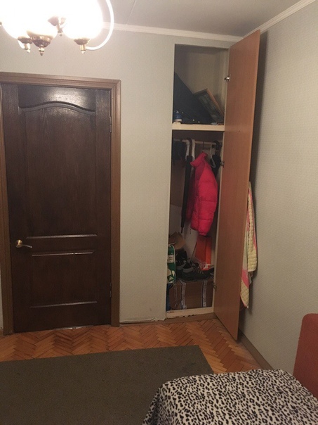 Фото: Ищем одного человека для совместной аренды двухкомнотной квартиры.<br>Квартира находится в 15 мин. ходьбы от м. Шоссе энтузиастов или 6 мин. на автобусе.<br>В твоём распоряжении отдельная комната (с дверью) с косметический ремонтом.<br>Также в доме имеется все необходимое:<br>Просторная кухня<br>Балкон<br>Стиральная машина<br>Ванная, душевая и тд.<br><br>Район тихий. В 15 мин. ходьбы от дома находится парк