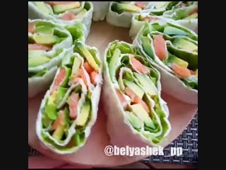 Рулет из лаваша с авокадо, листьями салата,рыбкой и сыром