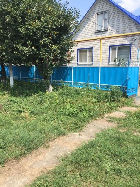 Фото: Продаётся дом в КРАСНОДАРСКОМ КРАЕ, станица Ленинградская. 100 км до города Ейск (море).<br>.<br>Дом расположен недалеко от центра станицы, в тихом ,спокойном районе, неподалеку речка. Рядом имеются магазины, детсад,школа.<br>Построен в 2000 году. Площадь  120 кв. м. Участок 21 сотка. Большая территория во дворе. <br>В доме расположено 5 комнат, большая кухня-столовая, санузел совмещенный,большая терраса. На территории находится 2 гаража (один с ямой), баня, летняя кухня, хоз.постройки, сад, огород.<br>.<br>ЦЕНА 3.150.000<br>.<br>ПРОДАЁТСЯ в СВЯЗИ с ИЗМЕНЕНИЕМ МЕСТА ЖИТЕЛЬСТВА.<br>Пожалуйста, перед тем как приехать посмотреть дом, звоните!!! Я в станице не проживаю. Но есть люди, которые могут показать вам владения <br>.<br> Для реальных покупателей минимальный  ТОРГ<br>.<br>Антонина <br>+79185865078 ,WhatsApp, Viber<br>.