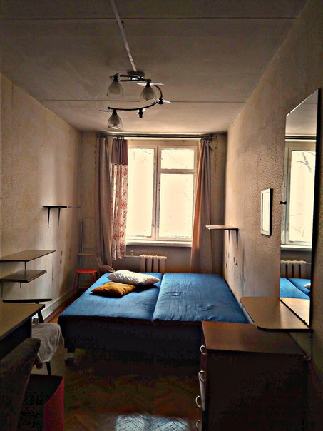 Фото: СОБСТВЕННИК. БЕЗ КОМИССИИ. Сдается комната (12м2, в 3-х комнатной квартире) без проживания хозяев . На длительный срок. Для девушки, женщины <br>или пары. Без детей и животных.Цена -18000 руб. Залог -5000 руб.+свет, вода по счетчикам.Для пары стоимость -19000 руб. От метро Рижская 7 мин. пешком. Адрес : ул. Трифоновская, д.55. Соседи : женщина с дочерью (взрослой), девушка-студентка. Соседи тихие, гостей не водят, не пьют и не курят. <br>В комнате: диван (раскладной), шкаф, стол, тумбочка. В квартире: стиральная машина, холодильник, микроволновка, интернет. Рядом с домом расположены 2 парка : Eкaтepининcкий и Фестивальный.