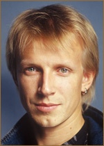 leading Антон Комолов. Антон Игоревич Комо́лов (род. 4 апреля 1976 года, Москва, РСФСР, СССР) - российский теле- и радиоведущий, диджей, продюсер, писатель, участник благотворительного фонда