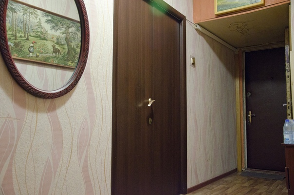 Сдам комнату на длительный срок (18 КВ.м.) Собственник 15000 р.+ коммуналка. Микрорайон Солнцево (15 минут от метро Юго-Западная, Румянцево) Так же в этом году должны запустить станцию метро Солнечная.<br>Мебель: шкаф, письменный стол, двуспальная кровать, большой холодильник, стиральная машина, 2 тумбы. Санузел раздельный, 1 этаж, без балкона, на подъезде кодовый замок. Комната закрывается на ключ. Рядом: трц, магазины, озеро,лес,кинотеатр. Сдам для двух человек славянской внешности с регистрацией, адекватные. Залог за первый и последний месяц! Примерно с 7 августа уже можно будет заехать.<br>89268883536 Эдуард - фото Фото: Сдам комнату на длительный срок (18 КВ.м.) Собственник 15000 р.+ коммуналка. Микрорайон Солнцево (15 минут от метро Юго-Западная, Румянцево) Так же в этом году должны запустить станцию метро Солнечная.<br>Мебель: шкаф, письменный стол, двуспальная кровать, большой холодильник, стиральная машина, 2 тумбы. Санузел раздельный, 1 этаж, без балкона, на подъезде кодовый замок. Комната закрывается на ключ. Рядом: трц, магазины, озеро,лес,кинотеатр. Сдам для двух человек славянской внешности с регистрацией, адекватные. Залог за первый и последний месяц! Примерно с 7 августа уже можно будет заехать.<br>89268883536 Эдуард