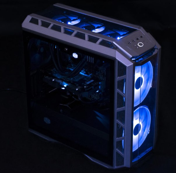 MasterCase H500P - это один из самых эффектных корпусов «из коробки» в своем ценовом диапазоне. 