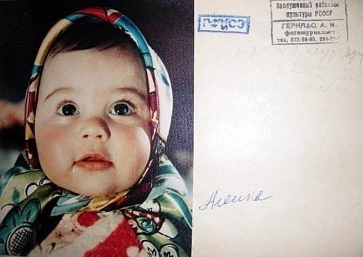 История культового шоколада Аленка Слоган: Познакомиться с Алёнкой из детишек каждый рад, покупайте, покупайте, покупайте шоколадАленка – популярная марка молочного шоколада, один из самых