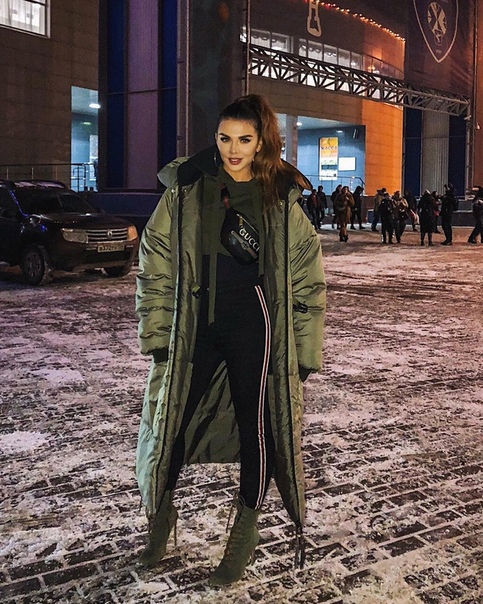 Маленькая девочка помогла Анне Седоковой, которая примерзла к микрофону