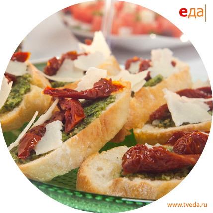 Как готовится классическая брускетта знает каждый итальянец  Кусочек подсушенного хлеба надо поджарить до лёгкой корочки, смазать чесноком и сбрызнуть оливковым маслом. А уже потом можно экспериментировать с начинкой  Это просто и вкусно!