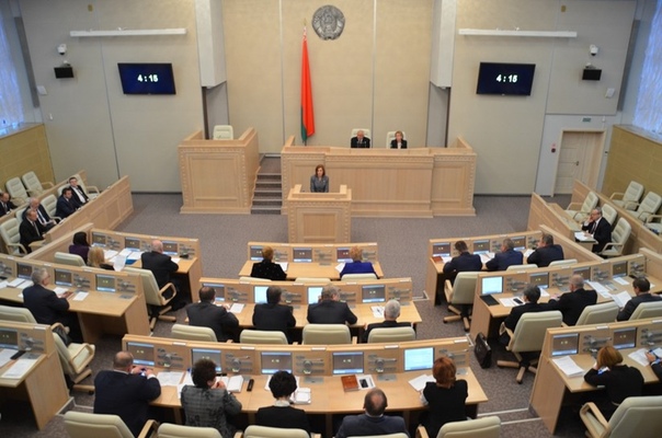 ЗДАНИЕ СЕНАТА РЕСПУБЛИКИ БЕЛАРУСЬ Старое здание Национальной библиотеки, а ныне Сената Республики Беларусь, созданное архитектором Георгием Лавровым в начале 1930-х, является ярчайшим примером