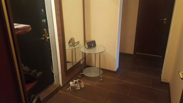 Предлагается в аренду комната в 2х комнатной квартире около метро Профсоюзная в 10 мин пешком или 3 мин автобусом, остановка у подъезда. <br>Стоит 22000/месяц + ЖКУ 50/50 (2000р) <br>Сдается только одному человеку. Адекватной порядочной опрятной девушке/женщине без вредных привычек. Не сове (работяги, студенты приветствуются), без волосатых домашних животных. <br>Условия и нюансы: квартира чистая и уютная. <br>Есть вай-фай (+250/месяц), возможно отдельное подключение интернета, если нужно. <br>В комнате: шкаф, кровать полутороспальная, полки, рабочий стол. <br>Во всех зонах (кухня, коридор, ванная) выделено место под ваши вещи. <br>Есть вся необходимая бытовая техника.<br>Первый месяц пробный (без депозита), живём присматриваемся, если все устраивает=>подписываем договор <br>Связь по телефону +7 910 087 05 88 (вотсап ) Ольга - фото Фото: Предлагается в аренду комната в 2х комнатной квартире около метро Профсоюзная в 10 мин пешком или 3 мин автобусом, остановка у подъезда. <br>Стоит 22000/месяц + ЖКУ 50/50 (2000р) <br>Сдается только одному человеку. Адекватной порядочной опрятной девушке/женщине без вредных привычек. Не сове (работяги, студенты приветствуются), без волосатых домашних животных. <br>Условия и нюансы: квартира чистая и уютная. <br>Есть вай-фай (+250/месяц), возможно отдельное подключение интернета, если нужно. <br>В комнате: шкаф, кровать полутороспальная, полки, рабочий стол. <br>Во всех зонах (кухня, коридор, ванная) выделено место под ваши вещи. <br>Есть вся необходимая бытовая техника.<br>Первый месяц пробный (без депозита), живём присматриваемся, если все устраивает=>подписываем договор <br>Связь по телефону +7 910 087 05 88 (вотсап ) Ольга