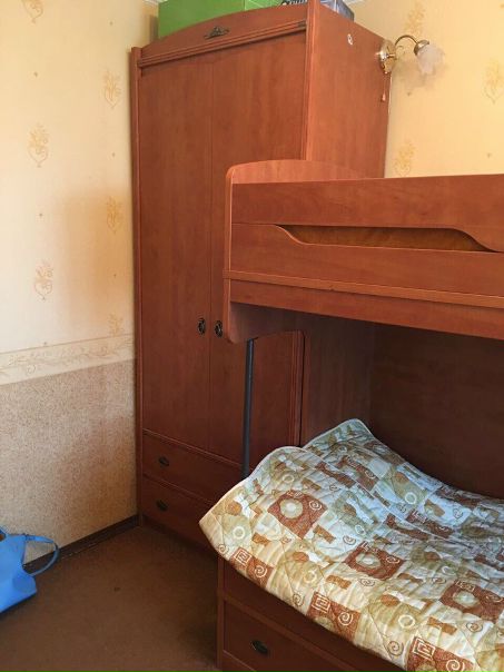 м. Пражская <br>Сдаётся комната в трешке на длительный срок для девушки. 14300 + свет, электричество на троих (депозит 15 000)<br>В комнате: большая односпальная кровать, стол, шкаф для одежды, зеркало. Соседки адекватные, уважающие личное пространство и границы каждой из проживающих. <br>Ремонт 2000 годов, все современное. Вся бытовая техника присутствует<br>От метро пражская 12 минут пешком. Рядом два классных фитнес-клуба, тц Калумбус, красивый парк с прудами, куча продуктовых на любой вкус, салонов красоты и маникюрных <br> Сытина - фото Фото: м. Пражская <br>Сдаётся комната в трешке на длительный срок для девушки. 14300 + свет, электричество на троих (депозит 15 000)<br>В комнате: большая односпальная кровать, стол, шкаф для одежды, зеркало. Соседки адекватные, уважающие личное пространство и границы каждой из проживающих. <br>Ремонт 2000 годов, все современное. Вся бытовая техника присутствует<br>От метро пражская 12 минут пешком. Рядом два классных фитнес-клуба, тц Калумбус, красивый парк с прудами, куча продуктовых на любой вкус, салонов красоты и маникюрных <br> Сытина