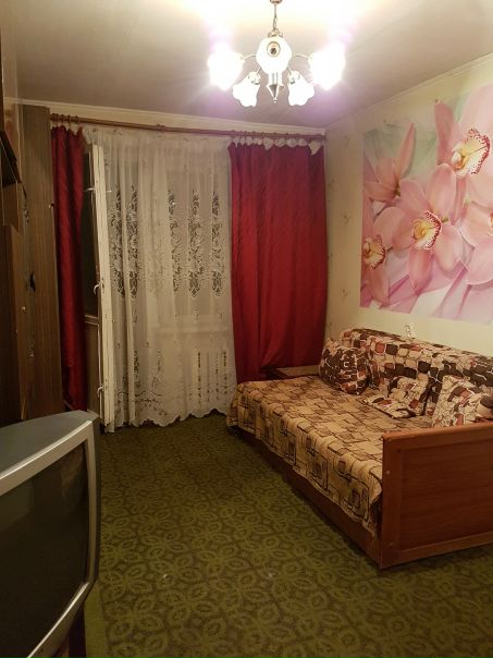 Сдам свою1к квартиру г.Щелково, ул. Центральная.7. 35 кв.м.<br>Я СОБСТВЕННИК!!! НЕ АГЕН И НЕ РИЕЛТОР!<br>15км от МКАДа. 30 минут на автобусе до м. Щёлковская.<br>Квартира сдается СТРОГО платежеспособным, чистоплотным, славянам с гражданством РФ, на длительный срок. Если вы с детьми то только старше 7 лет, наличие животных обсуждается.<br>В квартире из мебели имеется двухспальная кровать, диван, шкаф стенка, телевизор с тумбой. Засткекленный балкон, железная дверь, домофон. Санузел совместный. Из техники стиральная машина автомат, двухкамерный холодильник, газовая плита, пылесос. Есть интернет и кабельное ТВ. Рядом развитая инфраструктура. Квартира находится в самом центре. Рядом много ТЦ, кинотеатр, администрация, отличный парк у реки. Магазин Дикси круглосуточный 100м. Не далеко Перекресток, Атак, гипермаркет Глобус. В 2х минутах ходьбы от дома автобусы в Москву.<br><br>Цена в месяц 18.000р. + свет. Коммуналку, воду и газ вы не оплачиваете!<br>При въезде берется залог в качестве гарантии вашей порядочности 18.000р.(отдается при выезде).<br>Заключаем договор!<br>Звоните 891ОЧЧ8127О.<br><br>______________<br>#сдамквартиру #снимуквартиру #щелково #подмосковье #квартираотсобственника - фото Фото: Сдам свою1к квартиру г.Щелково, ул. Центральная.7. 35 кв.м.<br>Я СОБСТВЕННИК!!! НЕ АГЕН И НЕ РИЕЛТОР!<br>15км от МКАДа. 30 минут на автобусе до м. Щёлковская.<br>Квартира сдается СТРОГО платежеспособным, чистоплотным, славянам с гражданством РФ, на длительный срок. Если вы с детьми то только старше 7 лет, наличие животных обсуждается.<br>В квартире из мебели имеется двухспальная кровать, диван, шкаф стенка, телевизор с тумбой. Засткекленный балкон, железная дверь, домофон. Санузел совместный. Из техники стиральная машина автомат, двухкамерный холодильник, газовая плита, пылесос. Есть интернет и кабельное ТВ. Рядом развитая инфраструктура. Квартира находится в самом центре. Рядом много ТЦ, кинотеатр, администрация, отличный парк у реки. Магазин Дикси круглосуточный 100м. Не далеко Перекресток, Атак, гипермаркет Глобус. В 2х минутах ходьбы от дома автобусы в Москву.<br><br>Цена в месяц 18.000р. + свет. Коммуналку, воду и газ вы не оплачиваете!<br>При въезде берется залог в качестве гарантии вашей порядочности 18.000р.(отдается при выезде).<br>Заключаем договор!<br>Звоните 891ОЧЧ8127О.<br><br>______________<br>#сдамквартиру #снимуквартиру #щелково #подмосковье #квартираотсобственника