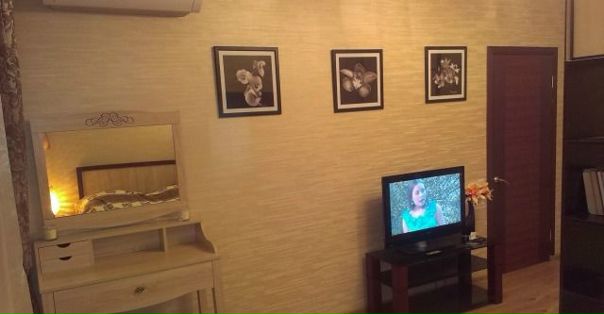 Фото: Квартира после ремонта. Встроенный кухонный гарнитур. Вся бытовая техника. В комнате: спальный гарнитур, диван, ТВ. Окна ПВХ. Пол ламинат+плитка. Кондиционер. Санузел евростандарт. .Застекленная лоджия. Металлическая дверь. Домофон. 10 минут пешком до метро.Мужчине, женщине либо семейной паре без детей, предпочтительно славянской национальности. животных. Оплата за первый месяц. По договору. Посредников не беспокоить и не звонить. <br>Волоколамская <br>Пятницкое ш 14 <br>стоимость 27.000 <br>зВонить 8-926-584-57-92